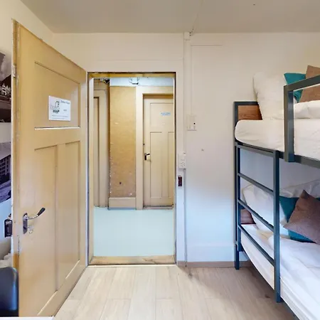 Apartment Solution-grischun - Zentrales Dachzimmer - Kaffee&tee - Gemeinschaftsbad - Etagenbett -dachterrasse *
