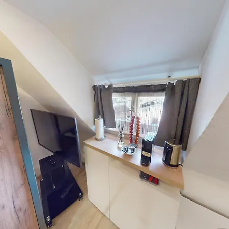 Solution-grischun - Zentrales Dachzimmer - Kaffee&tee - Gemeinschaftsbad - Etagenbett -dachterrasse Appartement *