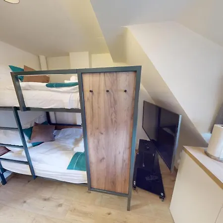 Appartement Solution-grischun - Zentrales Dachzimmer - Kaffee&tee - Gemeinschaftsbad - Etagenbett -dachterrasse